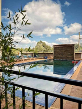 Serene Apartment with Pool and Gym!